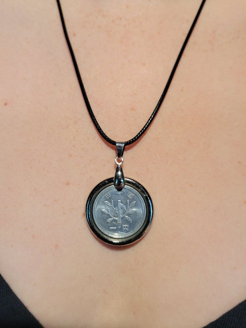 1991 Japanese 1 Yen Coin Pendant - Handcrafted Vintage Coin Resin Necklace - Picture 2 of 4